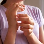 “轻敲”疗法有什么好处吗?健康疗法安德鲁·威尔医学博士